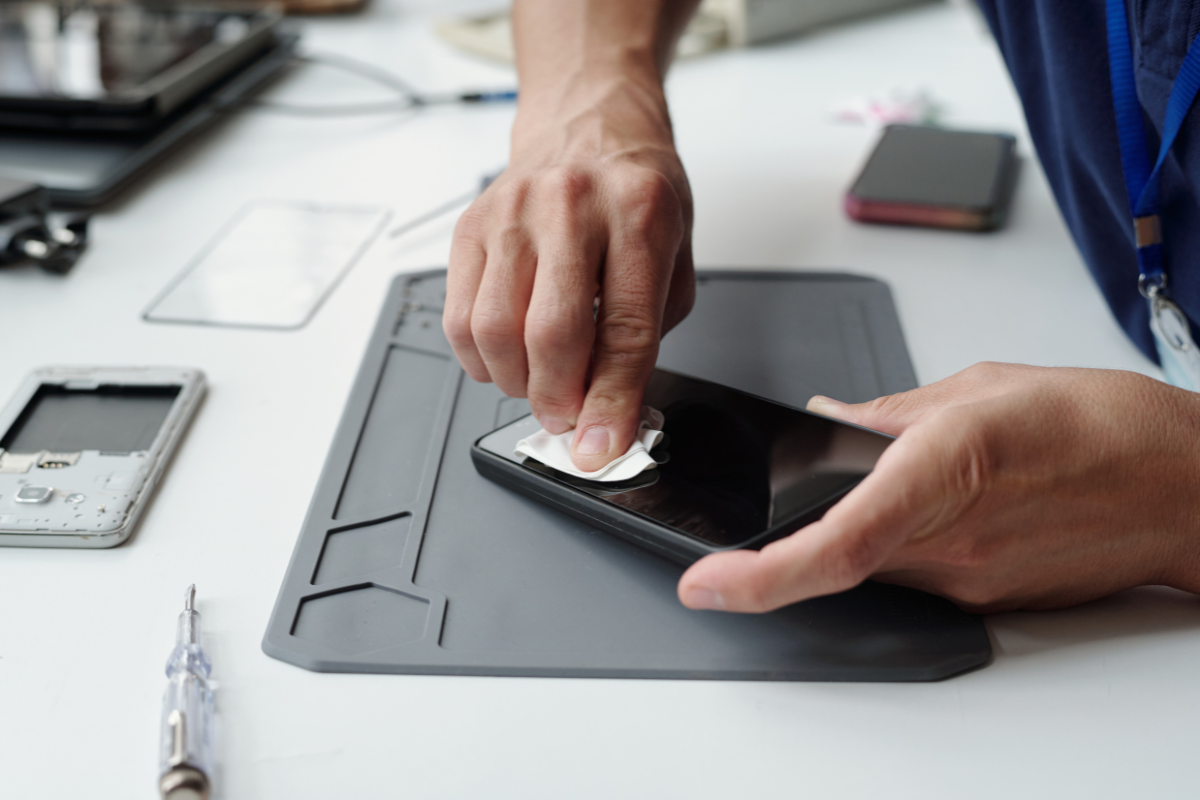 cleaning smartphone