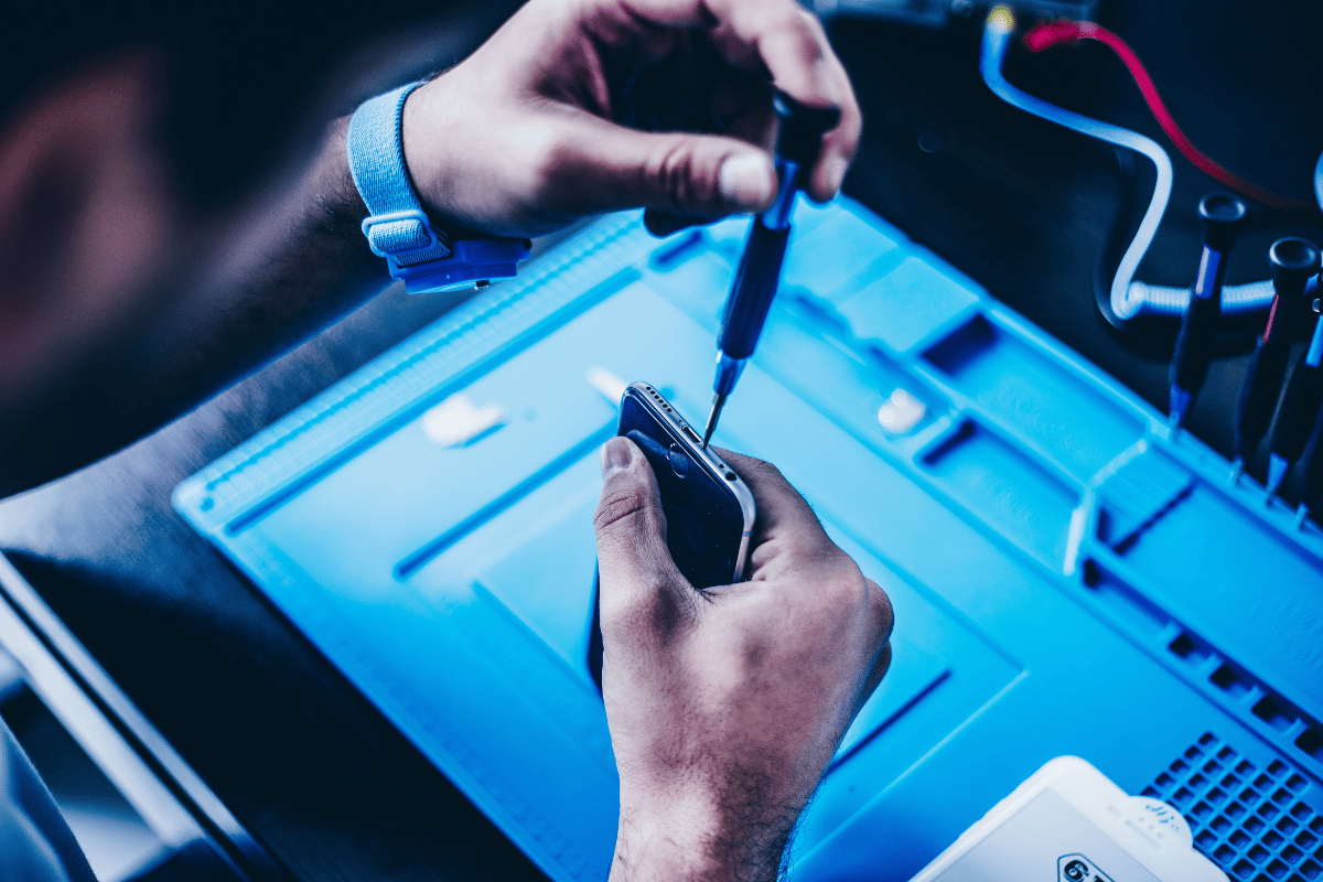 iphone repair technician